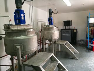化工反應釜物料控溫 ±0.5度，用什么電加熱導熱油爐？